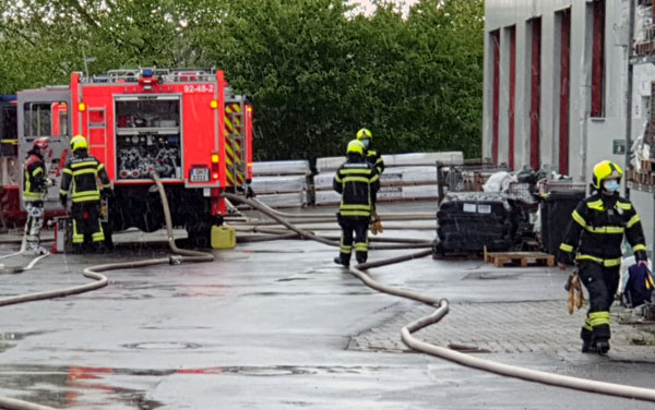 Am Mittwochnachmittag brannte es auf dem Gelände eines Baustoffhandels in Bad Schwartau. Fotos: Oliver Klink