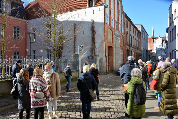 In drei Gruppen ging es von St. Aegidien aus durch die Altstadt. Foto: Lübecker Stadtführer e.V.