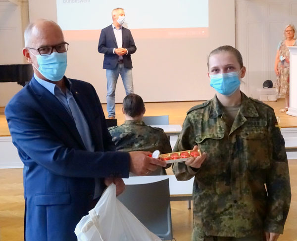 Senator Sven Schindler dankte den Soldatinnen und Soldaten mit Lübecker Marzipan. Fotos, O-Töne: Harald Denckmann