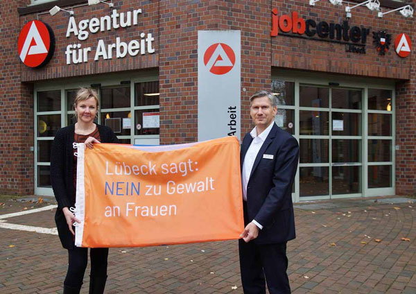Steffi Koppitz (Agentur für Arbeit Lübeck) und Christian Saar (Jobcenter Lübeck) beteiligen sich gerne an der Aktion und setzen ein Zeichen gegen Gewalt an Frauen. Foto: Arbeitsagentur