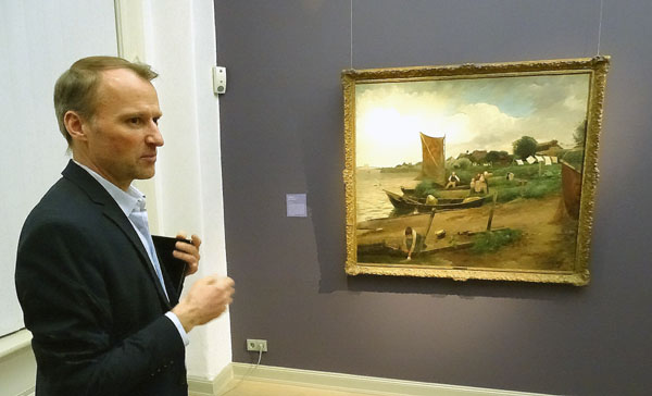 Museumsleiter Dr. Alexander Bastek mit einem der Gemälde der aktuellen Ausstellung. Foto: Harald Denckmann
