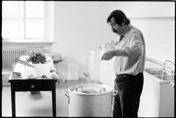 Auch dieses bekannte Foto von Günter Grass mit Suppenkelle ist in der Ausstellung zu sehen. Foto: Renate von Mangoldt