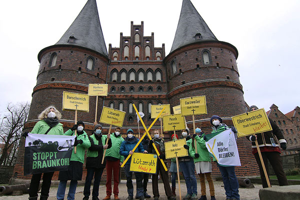 Mitglieder von Greenpeace und Fridays For Future demonstrierten vor dem Holstentor. Foto: Greenpeace