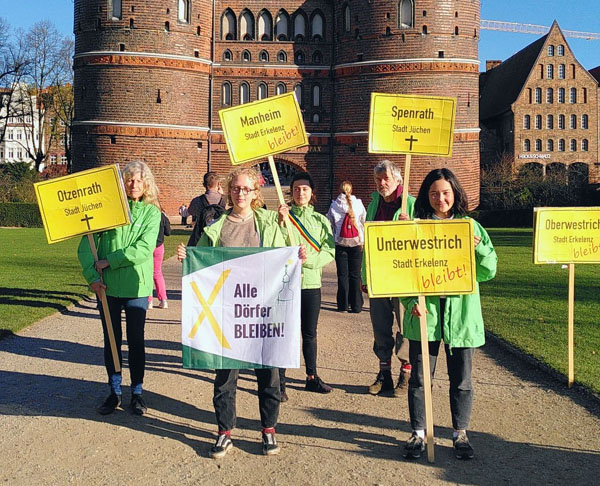 Die Lübecker Greenpeace Gruppe stellte am Freitag Tafeln mit Namen von Orten auf, die für den Abbau der Braunkohle verschwinden sollen. Fotos: Greenpeace