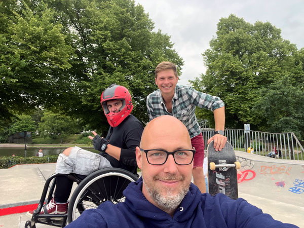 Helmut Müller-Lornsen (vorne) mit Rollstuhlskatetrainer Björn-Patrick Meyer und Rico Roselius Vorstandvorsitzender von HLSB e.V.