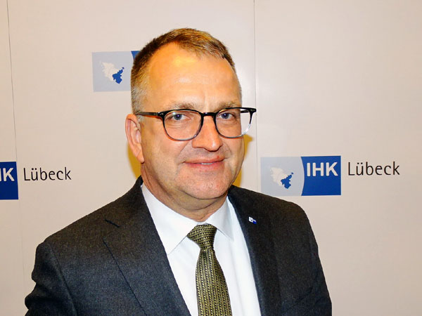 Hagen Goldbeck, Präses der IHK zu Lübeck und Präsident der IHK Schleswig-Holstein, meldet eine steigende Zahl an Ausbildungsverträgen.