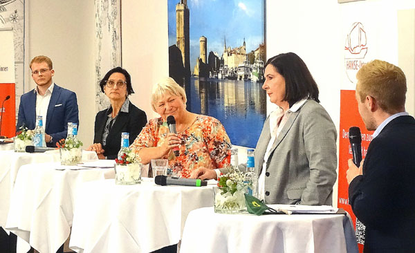 Ellen Ehrich (Mitte) von den Hanse-Unternehmerinnen leitete die Diskussion mit den Kandidaten. Fotos, O-Ton: Harald Denckmann