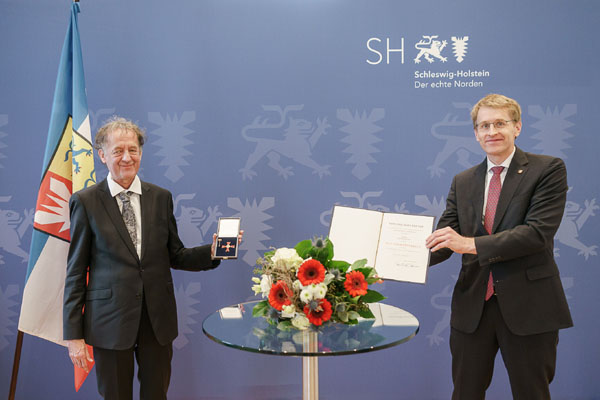 Ministerpräsident Daniel Günther (rechts) überreichte am Lutz Hennings das Bundesverdienstkreuz. Foto: Frank Peter