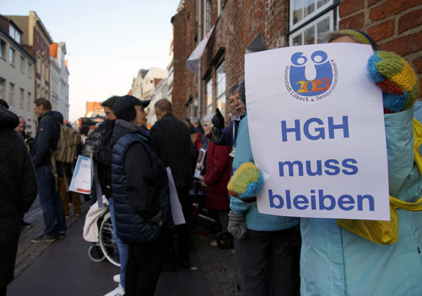 Bewohner, Mitarbeiter und Angehörige demonstrierten am Montag gegen die geplante Schließung des Altenheims im Heiligen-Geist-Hospital. Fotos: VG