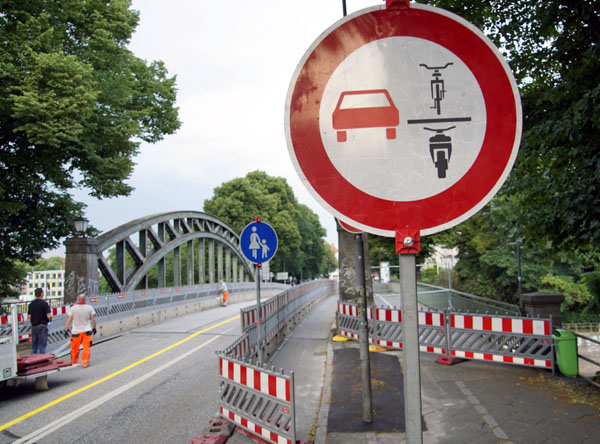 Lübeck hat das Überholen von Radfahrern auf der Hüxtertorbrücke gleich doppelt verboten. Es gibt eine durchgezogene Linie und das VZ 277.1. Fotos: VG
