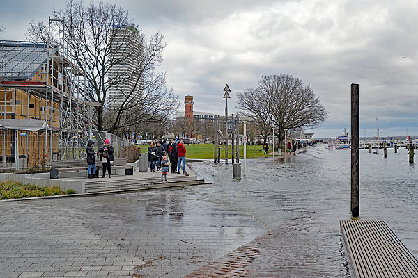 Am Samstag kann es zu leichten Überschwemmungen entlang der Trave kommen. Foto: Karl Erhard Vögele/Archiv