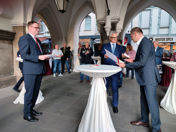 Bürgermeister Jan Lindenau und Innensenator Ludger Hinsen dankten den Lübecker Helfern. Foto: Hansestadt Lübeck