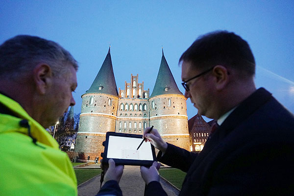 Bürgermeister Jan Lindenau wird die Beleuchtung des Holstentores auf Limone umstellen und ein Grußwort sprechen. Foto: JW/Archiv