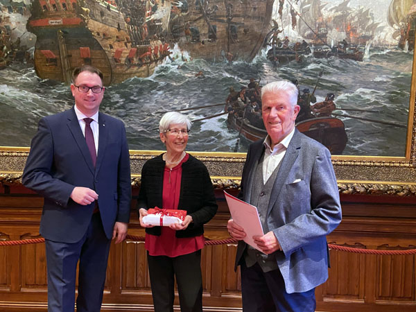 Bürgermeister Jan Lindenau gratulierte Helga und Wilhelm Flügge zum 61. Ehejahr. Foto: Hansestadt Lübeck