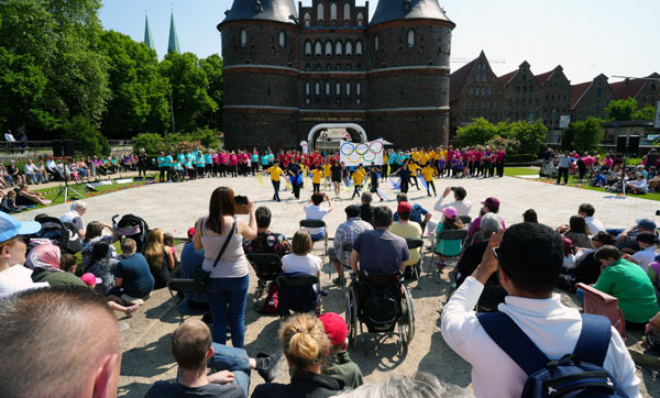Hunderte Lübecker feierten am Sonntag vor dem Holstentor die Special Olympics World Games. Fotos: JW