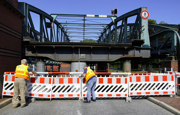 Die Hubbrücke bleibt vorerst für den Straßenverkehr gesperrt. Fotos: VG