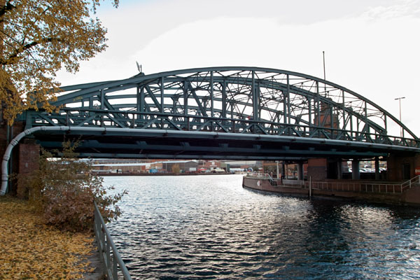 Der Seniorenbeirat fordert einen Umbau der Bahnbrücke für Fußgänger und Radfahrer.