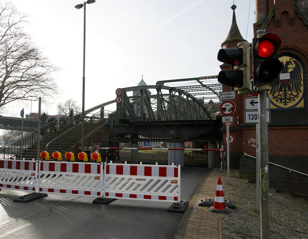 Seit knapp zwei Wochen ist die Hubbrücke für Autos und Fahrräder gesperrt. Wann sie repariert ist, kann noch nicht gesagt werden. Fotos: VG, WSA