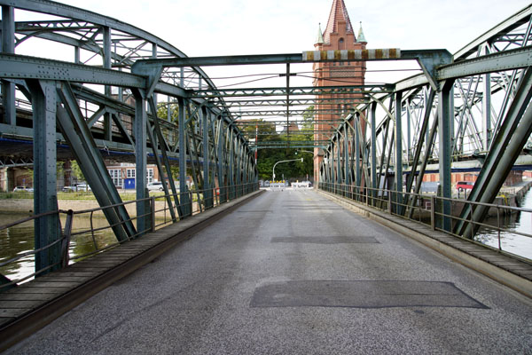 Die Hubbrücken könnten ab Ende 2023 saniert werden, wenn Lübeck dem Rat seines Gutachters folgt.
