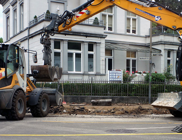 Entgegen den Ankündigungen wird in Lübeck weiterhin gleichzeitig an zwei parallelen Hauptstraßen gebaut. Fotos: VG