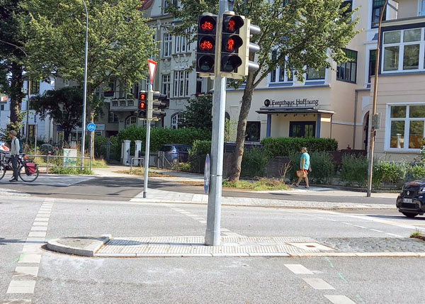 Radfahrer wundern sich: Aktuell führt der Radweg über eine Verkehrsinsel. Foto: N. Schröder