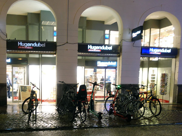 Die Lesung findet in der Buchhandlung Hugendubel in der Königstraße statt.
