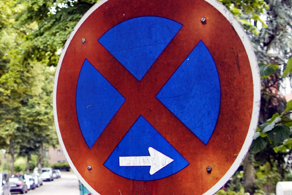Die Bergedorfer Straße bekommt ein zusätzliches Schild, um das Halteverbot zu unterstreichen.