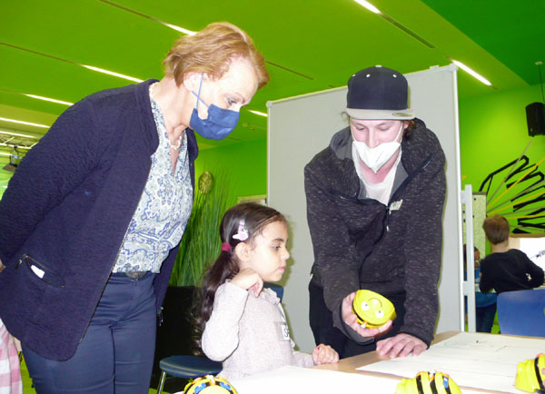 Schüler Philipp Janßen erklärt Sarah und Senatorin Monika Frank die Programmierung eines Bienenroboters. Fotos: IHK