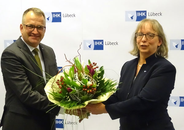 Amtsübergabe: Friederike C. Kühn gratulierte ihrem Nachfolger IHK Präses Hagen Goldbeck mit einem Blumenstrauß. Fotos, O-Ton: Harald Denckmann