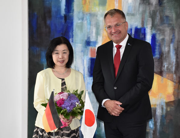 Die japanische Generalkonsulin Kikuko Kato mit IHK-Präses Hagen Goldbeck. Foto: Salewski/IHK