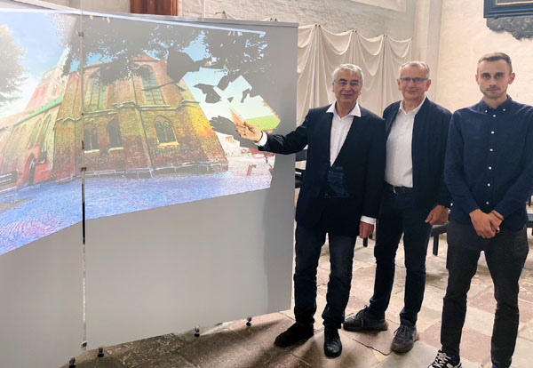 Pastor Lutz Jedeck, Kay Lüneburg und Philip Claasen zeigen an der Leinwand, wie die multimediale Tour durch St. Jakobi funktioniert. Foto: Kirchenkreis
