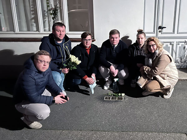 Die Junge Union gedachte der Pogromnacht mit dem Reinigen der Stolpersteine. Foto: CDU