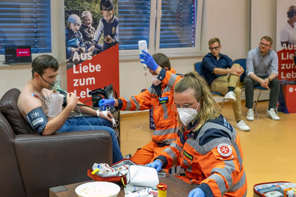 Bruno Hönel und Tim Klüssendorf bekamen auch einen Einblick die praktische Arbeit der Notfallsanitäter. Fotos: JUH