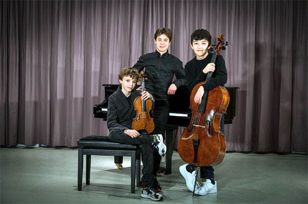 Carlo Balthasar Schmidt (Violine), Shinya Jakob Janz
(Violoncello) und Jaron Kollmeier (Klavier). Foto: Veranstalter