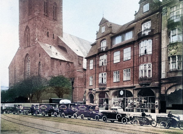 Der Fuhrpark des Unternehmens im Jahr 1926 vor dem Standort in der Breiten Straße. Fotos: Junge Die Bäckerei