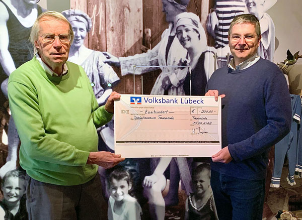 Dr. Hermann Junghans (rechts) überreichte Jürgen Kowitz, 2. Vorsitzenden des Heimatvereines Travemünde, eine Spende in Höhe von 200 Euro.