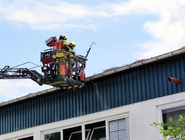 Die Feuerwehr untersuchte das Dach von einer Drehleiter aus. Fotos: STE