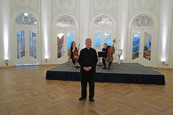 Olaf Silberbach, 1. Vorsitzender der Travemünder Kammermusikfreunde, begrüßt die zahlreichen Konzertbesucher. Fotos: Karl Erhard Vögele