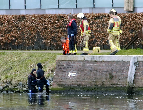 Die Feuerwehrtaucher konnten den Leichnam kurz vor der Glitzerbrücke bergen. Fotos: VG
