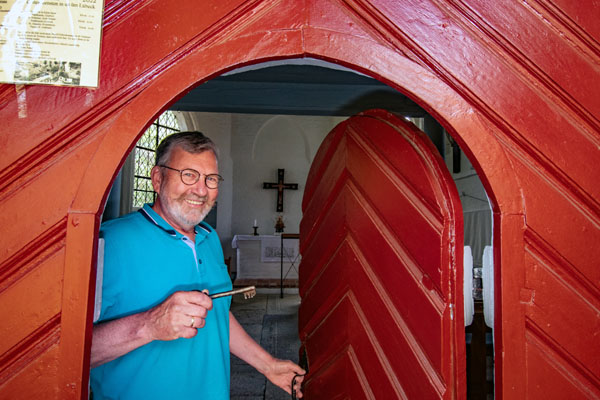 Andreas Roxin ist ehrenamtlicher Küster in der Wegekapelle in Klein Grönau. Foto: KKLL-bm