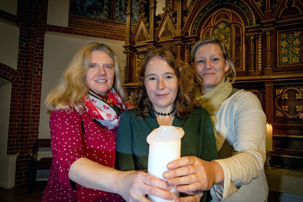Michaela Binge, Pastorin Mareike Hansen und Julia Herrmann laden zum Gottesdienst für Eltern verstorbener Kinder ein. Foto: KKLL-bm