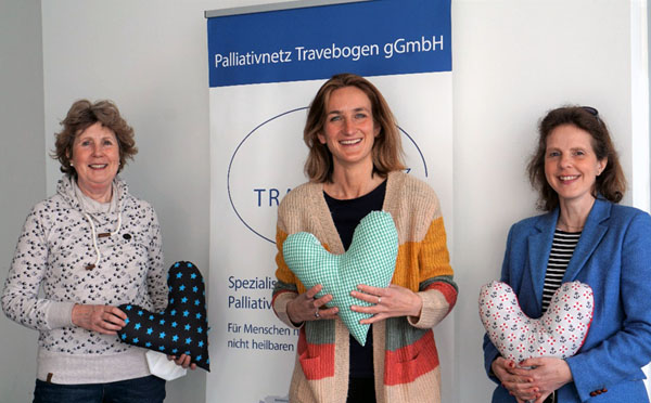 Inken Genkel vom Palliativnetz Travebogen (Mitte) freut sich über die Herzkissen von Petra Lolk und Sandra Groß. Fotos: Travebogen