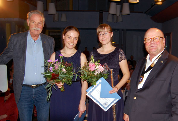 Jochen Hoffmann, Franciska Schunk, Genia Rebbelin und Jochen Lühr bei der Übergabe des Preises. Foto: Kiwanis