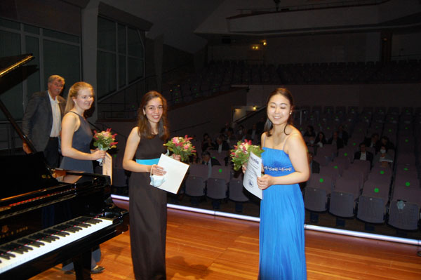 Die Preisträgerinnen erhielten ihre Auszeichnung nach dem Konzert. Foto: Horst-Dieter Brück