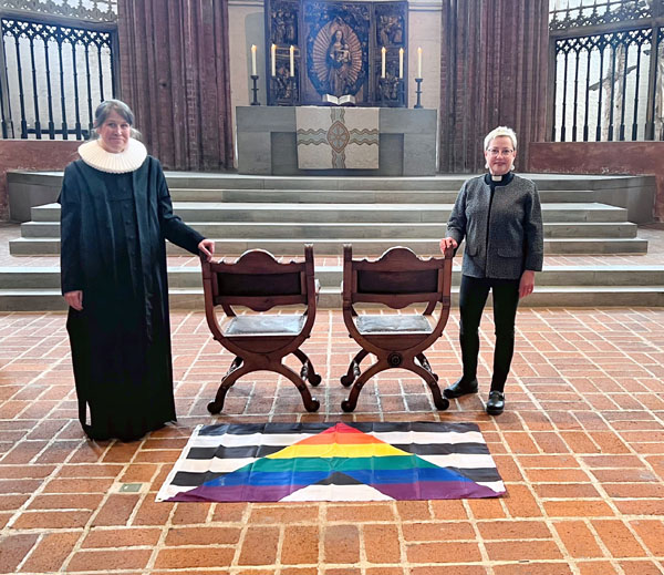 Pastorin Inga Meißner und Pröpstin Petra Kallies laden zum CSD in Lübeck zu Spontan-Segnungen in St. Marien ein. Foto: KKLL