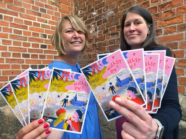 Mit einer Postkartenaktion wollen Sarah Stützinger und Inga Meissner für kirchliche Trauungen werben. Foto: KKLL-bm