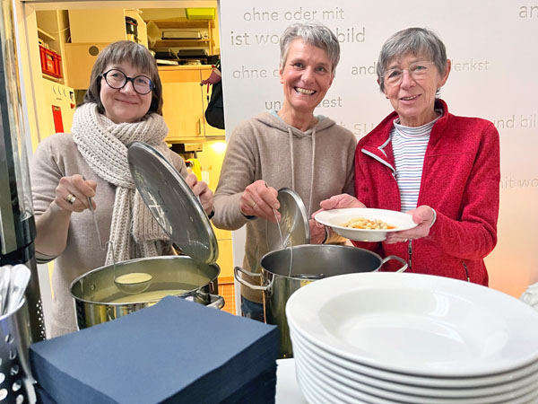 An drei Tagen pro Woche lädt St. Petri ins Wintercafé ein: Anika Stender-Sornik koordiniert das Projekt, hier mit Anja Farries aus dem Kuratorium und Karin Dora vom St. Petri Café. Fotos: KKLL-bm
