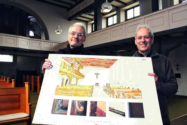 Pastor Albrecht Martins (re.) und Architekt Hanno Nachtsheim zeigen die Entwürfe der Kirchenraum-Umgestaltung. Foto: KKLL-op
