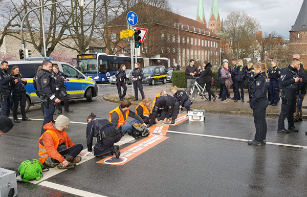 Die Polizei sperrte das Straßenstück ab und löste die Kleber. Fotos: Harald Denckmann