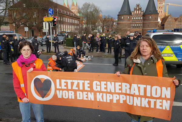 Die Gruppe Letzte Generation informiert am Dienstag über ihre Forderungen. Foto: Harald Denckmann
